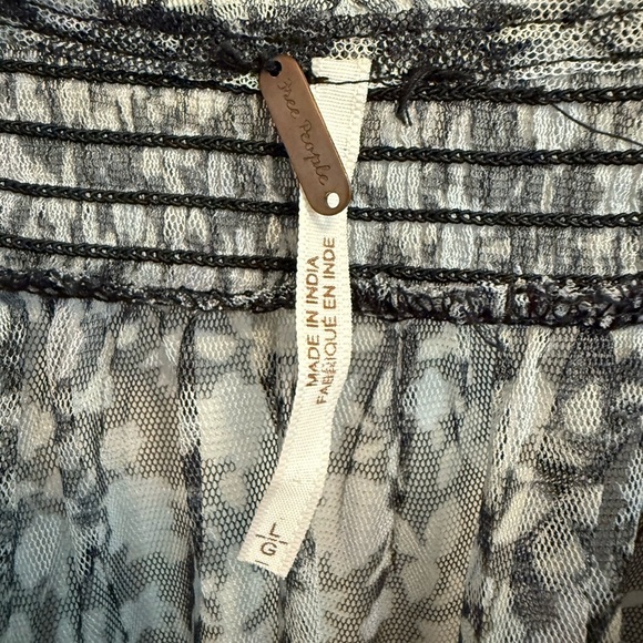 Free People Beatrice Mesh Blouse Top Floral Printed Ruffle
Smocked Sz L - Picture 5 of 13